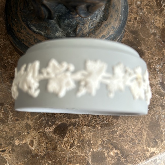 Westwood grey and white round box lovely top grapes and leaves trimming raised - Picture 10 of 14